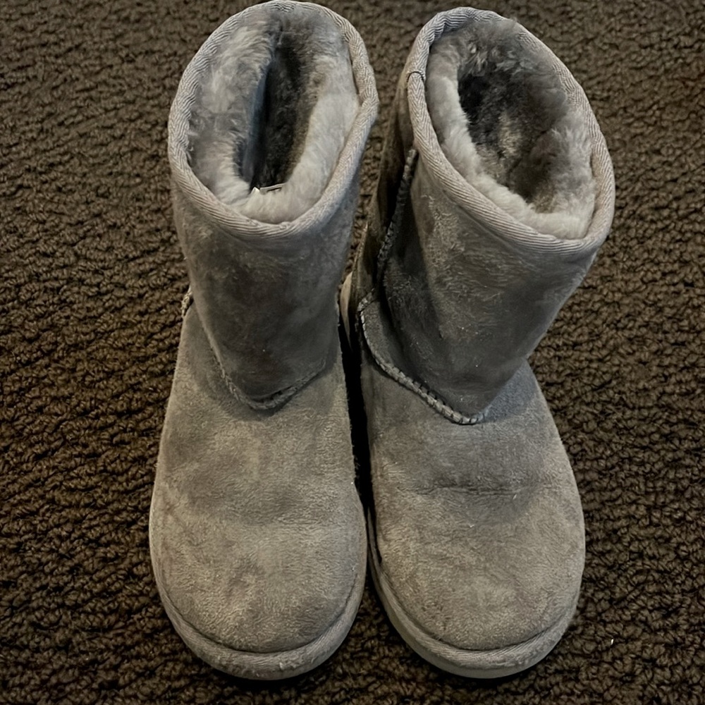 GREY UGGS SIZE:TODDLER 12
